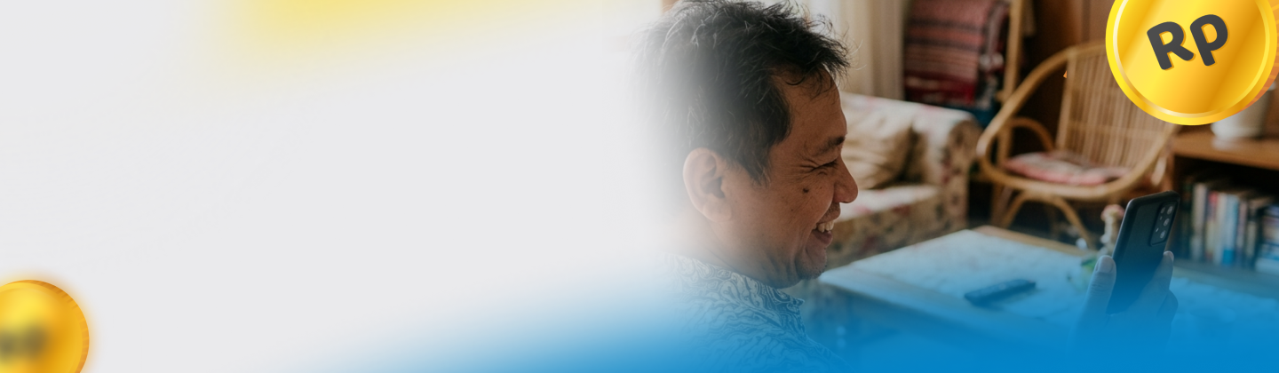 Kontributor KameraKita menggunakan ponsel di rumah